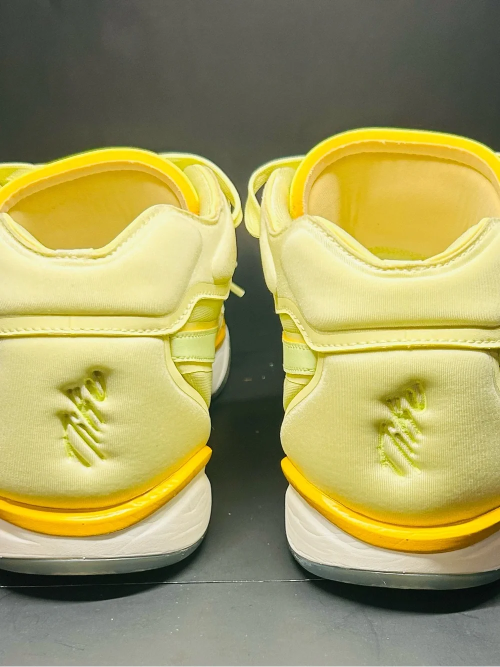 Nike Men’s Sneakers Yellow Volt Low Top Athletic Shoes Size 12 D9405-302